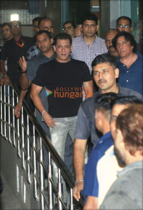 photos salman khan snapped at hinduja hospital in bandra 1