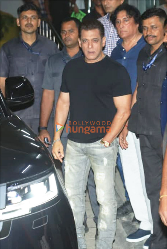 Photos: Salman Khan snapped at Hinduja Hospital in Bandra Photos: Salman Khan snapped at Hinduja Hospital in Bandra