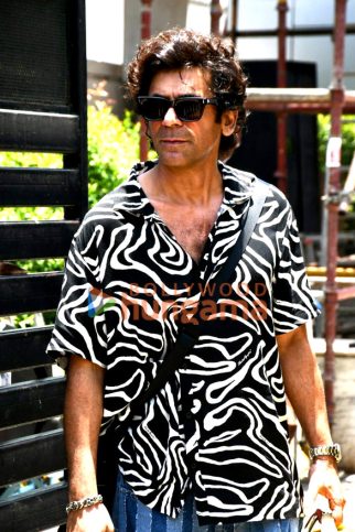 Photos: Sunil Grover and others snapped at the private airport on their way to meet Sri Sri Ravi Shankar Guruji in Bengaluru