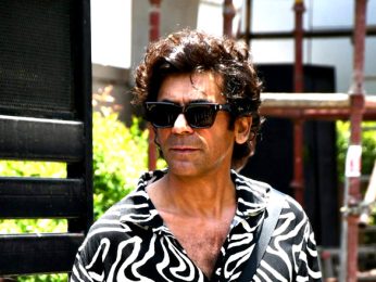 Photos: Sunil Grover and others snapped at the private airport on their way to meet Sri Sri Ravi Shankar Guruji in Bengaluru Photos: Sunil Grover and others snapped at the private airport on their way to meet Sri Sri Ravi Shankar Guruji in Bengaluru