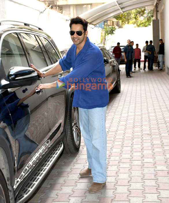 photos varun dhawan mrunal thakur and pooja hegde snapped promoting hai jawani toh ishq hona hai in bandra 1 2