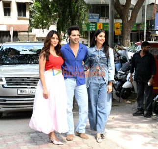 Photos: Varun Dhawan, Mrunal Thakur and Pooja Hegde snapped promoting Hai Jawani Toh Ishq Hona Hai in Bandra