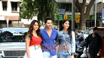 Photos: Varun Dhawan, Mrunal Thakur and Pooja Hegde snapped promoting Hai Jawani Toh Ishq Hona Hai in Bandra