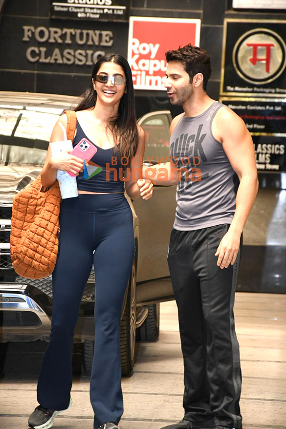 photos varun dhawan and pooja hegde snapped promoting hai jawani toh ishq hona hai in khar 1
