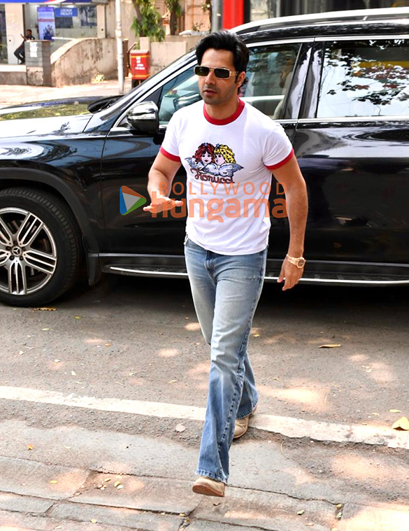 photos varun dhawan snapped in bandra 1 6