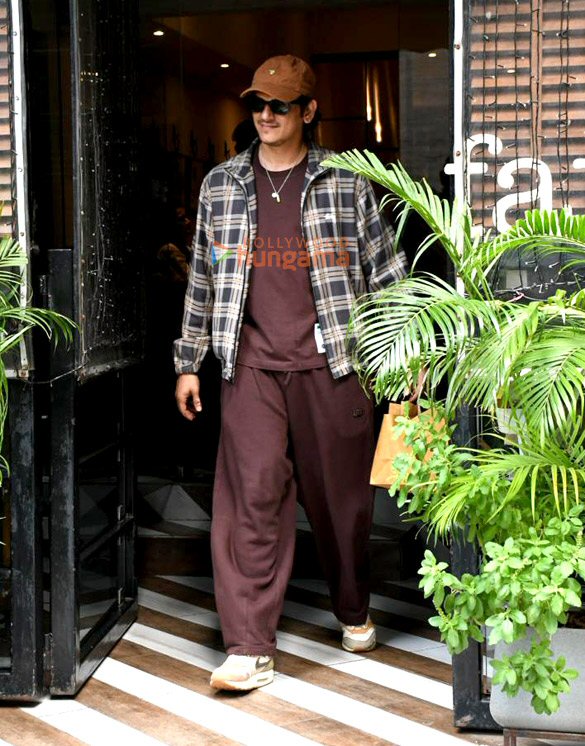 Photos: Vijay Varma snapped outside a cafe in Bandra Photos: Vijay Varma snapped outside a cafe in Bandra