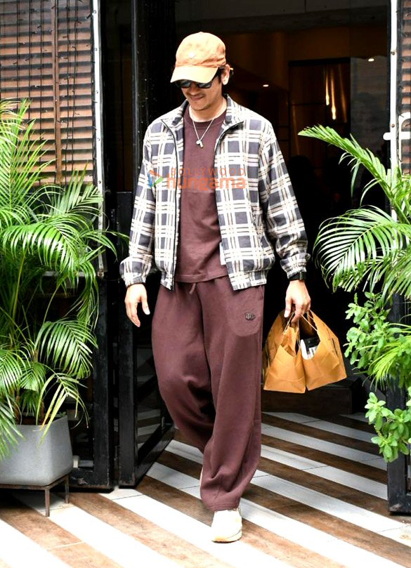 photos vijay varma snapped outside a cafe in bandra 2