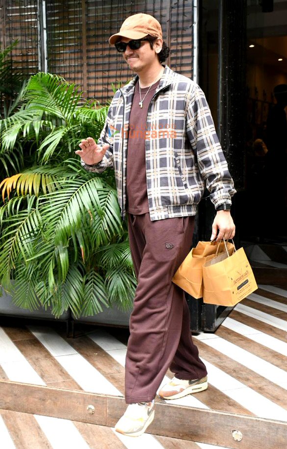 photos vijay varma snapped outside a cafe in bandra 5