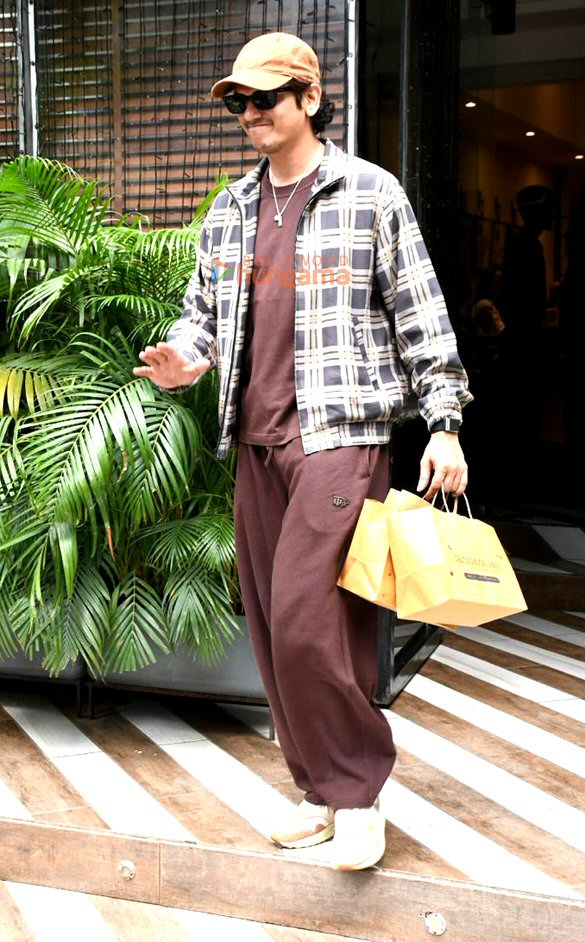 photos vijay varma snapped outside a cafe in bandra 6
