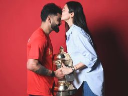 Anushka Sharma kisses Virat Kohli on the forehead as RCB clinch second consecutive IPL title