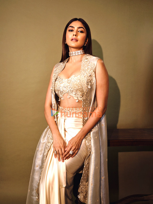 mrunal thakur 1 215