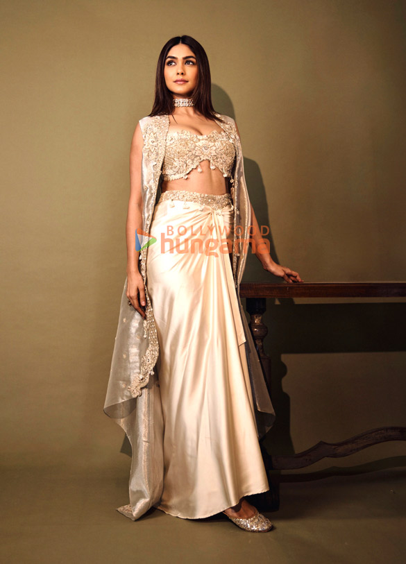 mrunal thakur 4 124