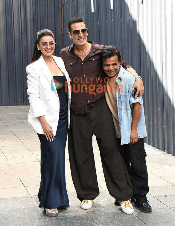 Photos: Akshay Kumar, Disha Patani, Akshara Singh and Rajpal Yadav snapped at Kalina airport