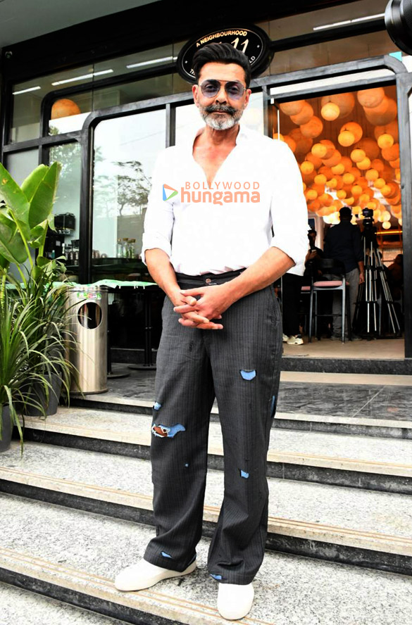 photos bobby deol snapped in bandra 2 3