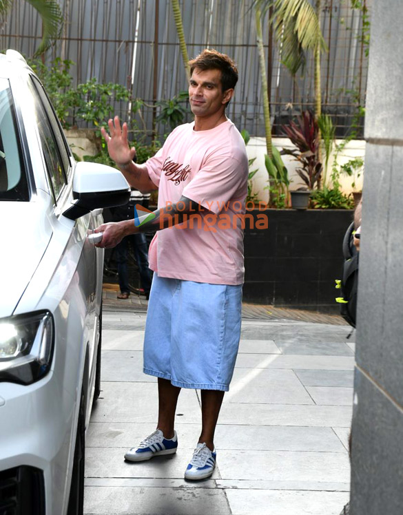 photos karan singh grover snapped in santacruz 2