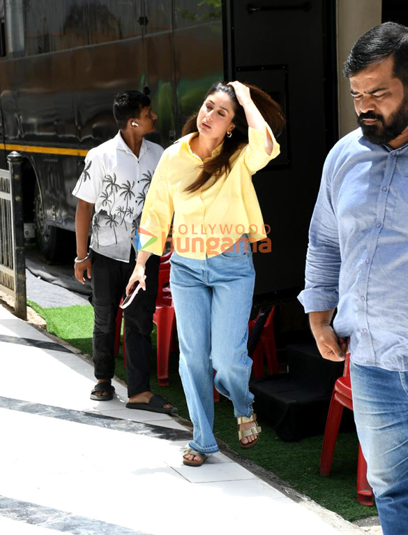 Photos: Kareena Kapoor Khan snapped in Bandra Photos: Kareena Kapoor Khan snapped in Bandra