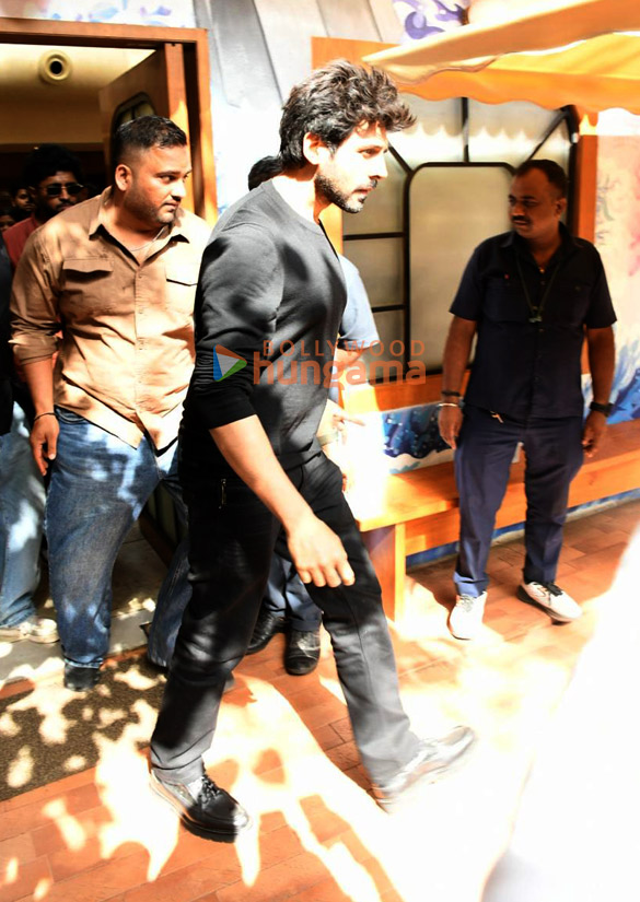 photos kartik aaryan snapped outside a restaurant in bandra 4