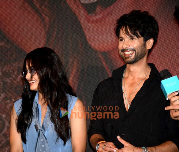 photos kriti sanon shahid kapoor and cocktail 2 team snappped at trailer launch 6