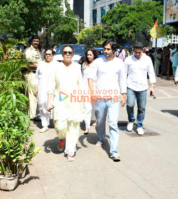 photos malaika arora farhan akhtar david dhawan shatrughan sinha and others attend the funeral of pahlaj nihalani 3
