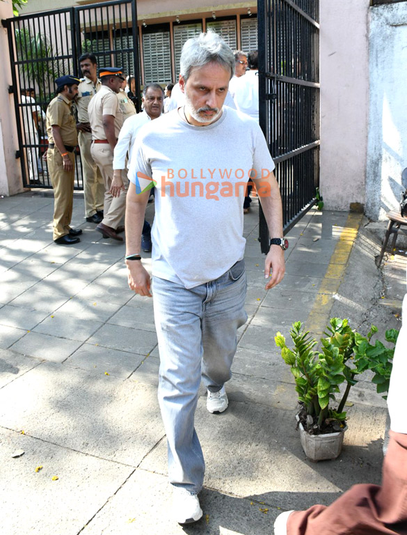 photos saif ali khan malaika arora varun dhawan govinda farhan akhtar david dhawan shatrughan sinha and others attend the funeral of pahlaj nihalani 1