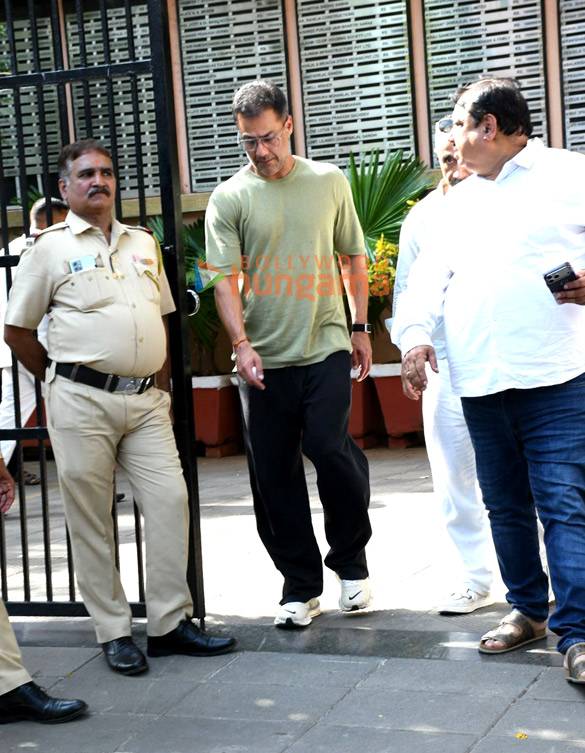 photos saif ali khan malaika arora varun dhawan govinda farhan akhtar david dhawan shatrughan sinha and others attend the funeral of pahlaj nihalani 2