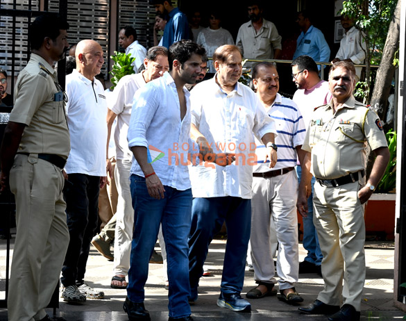 photos saif ali khan malaika arora varun dhawan govinda farhan akhtar david dhawan shatrughan sinha and others attend the funeral of pahlaj nihalani 260 4