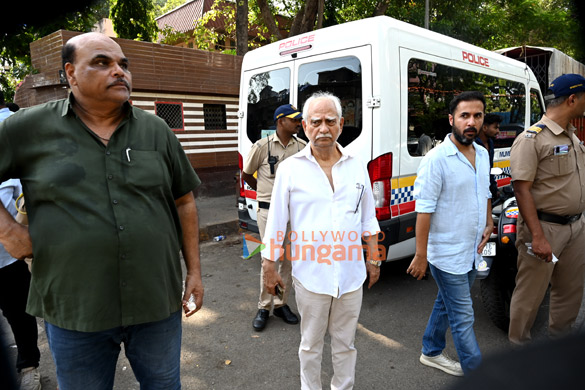 photos saif ali khan malaika arora varun dhawan govinda farhan akhtar david dhawan shatrughan sinha and others attend the funeral of pahlaj nihalani 260 7