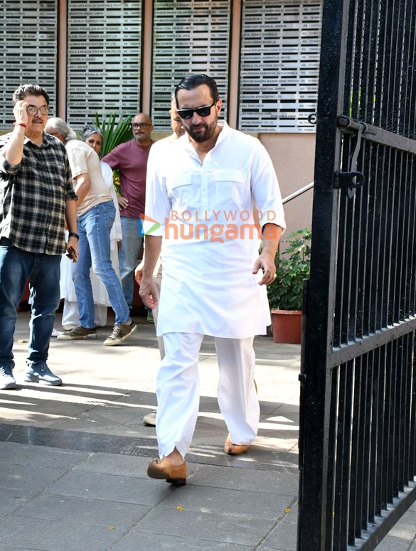 Photos: Saif Ali Khan, Malaika Arora, Varun Dhawan, Govinda, Farhan Akhtar, David Dhawan, Shatrughan Sinha and others attend the funeral of Pahlaj Nihalani