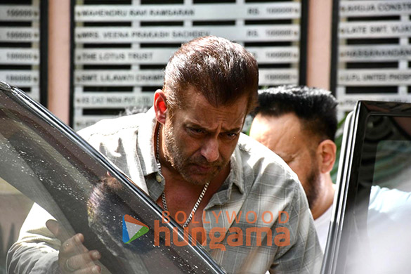 Photos: Salman Khan, Sohail Khan, Arbaaz Khan and others snapped at Kumud Rane’s funeral Photos: Salman Khan, Sohail Khan, Arbaaz Khan and others snapped at Kumud Rane’s funeral