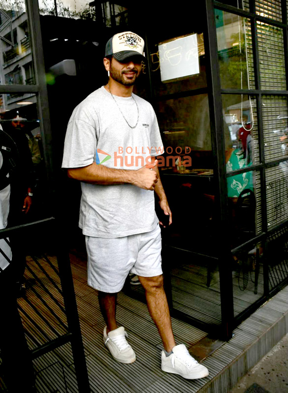 photos shahid kapoor snapped outside a cafe in bandra 1 5
