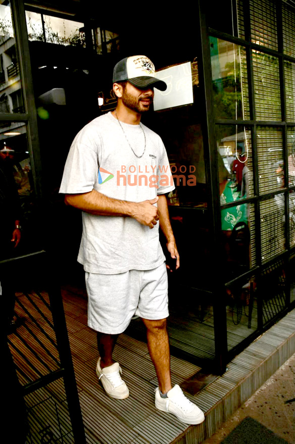 photos shahid kapoor snapped outside a cafe in bandra 2 5