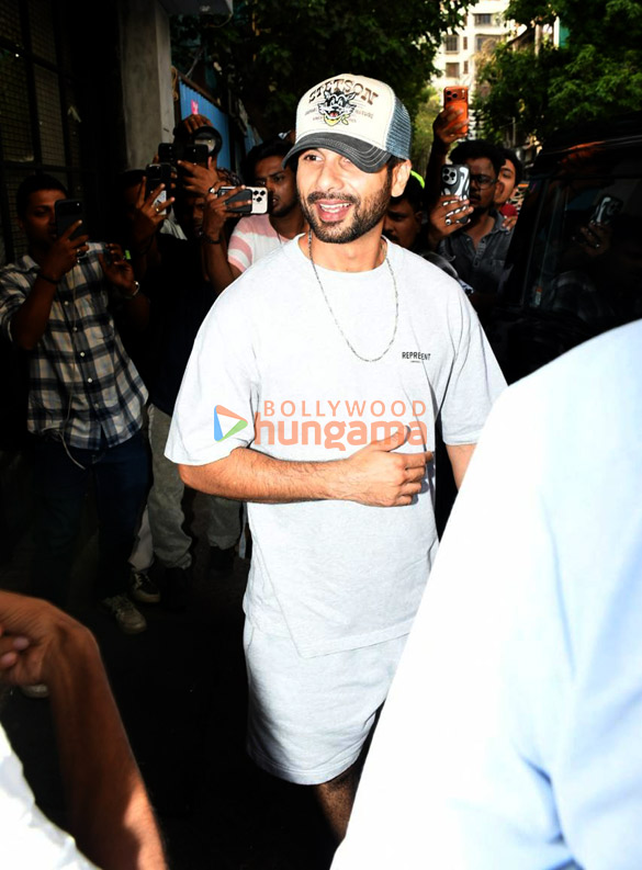 Photos: Shahid Kapoor snapped outside a cafe in Bandra Photos: Shahid Kapoor snapped outside a cafe in Bandra