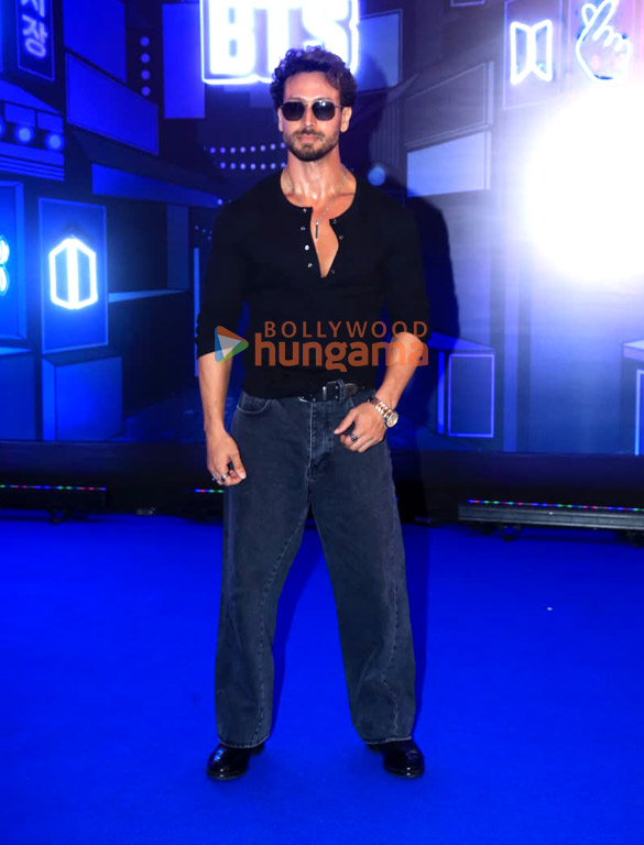 photos tiger shroff snapped at the celebration of oreo and bts collaboration 3