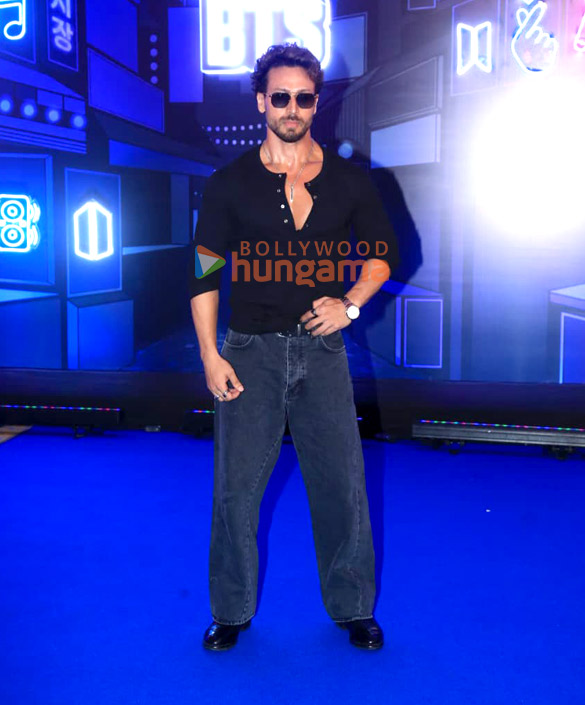 photos tiger shroff snapped at the celebration of oreo and bts collaboration 5