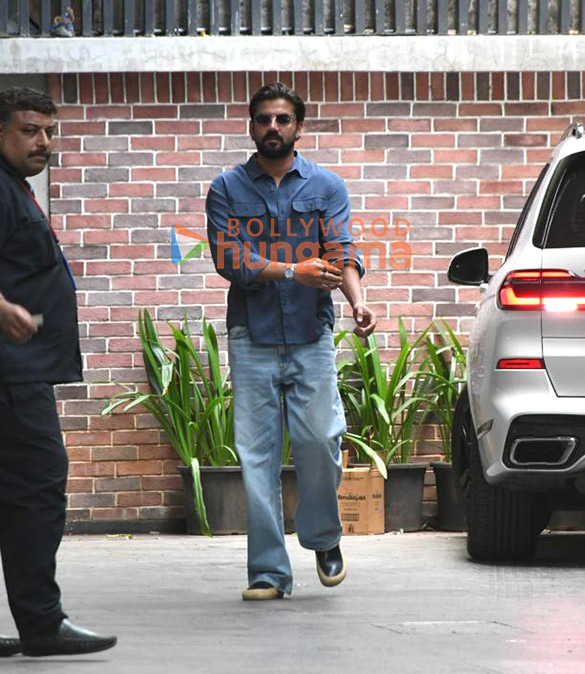 Photos: Zaheer Iqbal snapped outside Excel office in Khar Photos: Zaheer Iqbal snapped outside Excel office in Khar