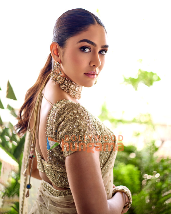 mrunal thakur 2 222