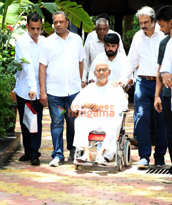 photos celebs attend pyarelal ramprasad sharmas wifes funeral 5