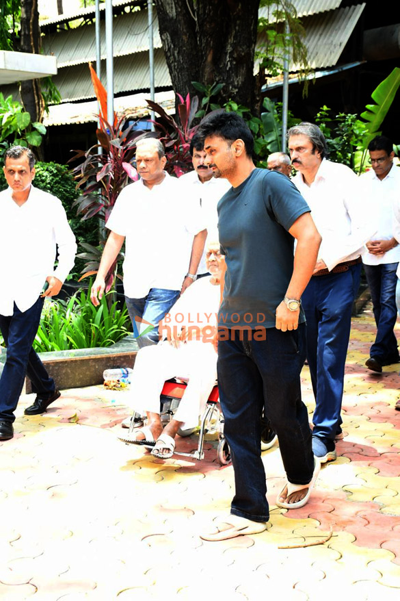 photos celebs attend pyarelal ramprasad sharmas wifes funeral 6