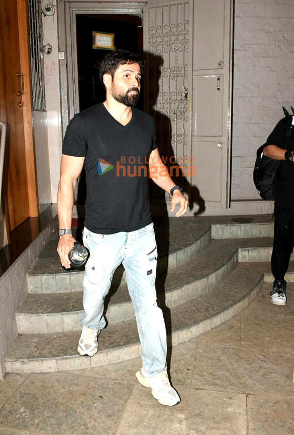 Photos: Emraan Hashmi snapped outside a dubbing studio in Bandra Photos: Emraan Hashmi snapped outside a dubbing studio in Bandra