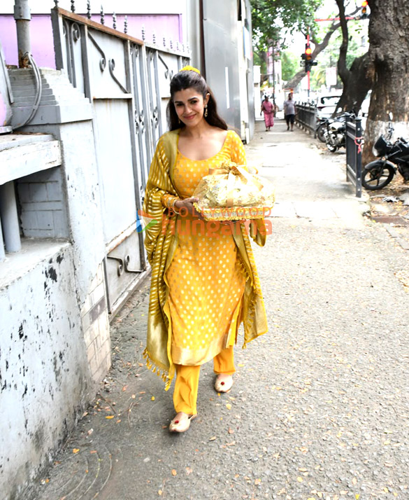 photos nimrat kaur spotted outside dance class in khar on guru purnima 4