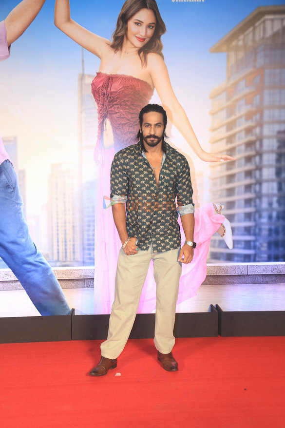 photos rajkumar hirani ahmed khan and others grace the premiere of tera yaar hoon main 18