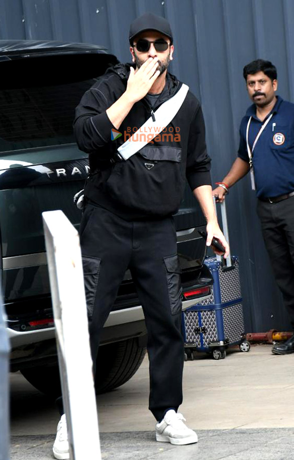 photos ranbir kapoor spotted outside a kalina airport 2