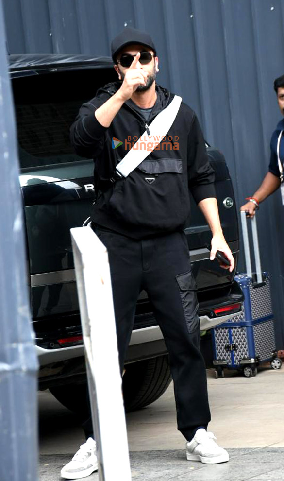 photos ranbir kapoor spotted outside a kalina airport 3