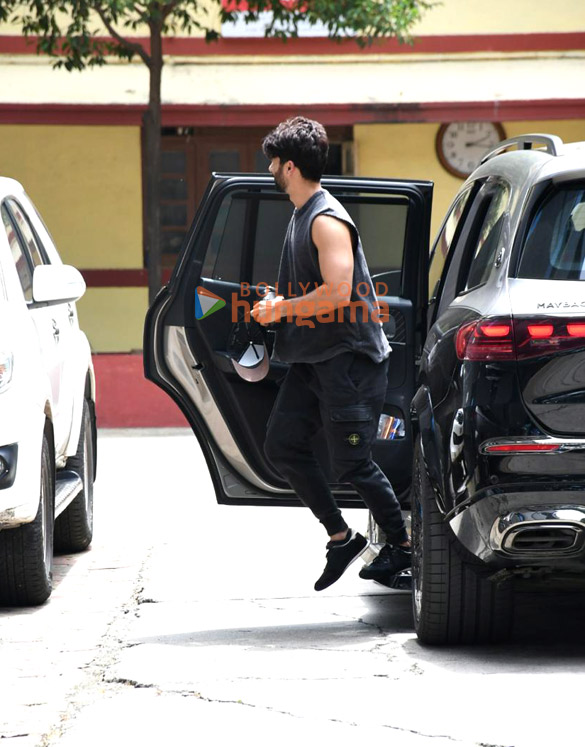 Photos: Shahid Kapoor and Anusha Dandekar snapped at the gym in Bandra Photos: Shahid Kapoor and Anusha Dandekar snapped at the gym in Bandra