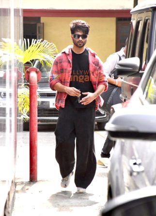 Photos: Shahid Kapoor snapped at a gym in Bandra