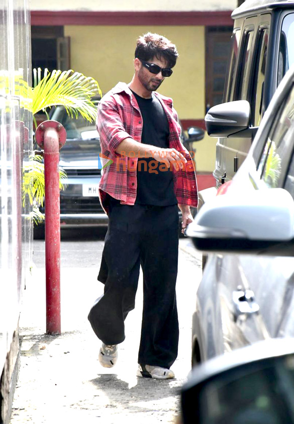 photos shahid kapoor snapped at a gym in bandra 3