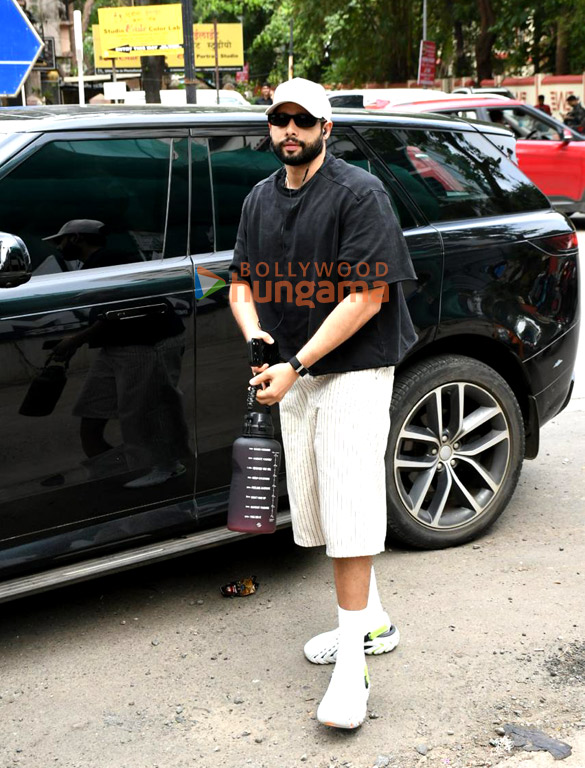 photos siddhant chaturvedi snapped in bandra 3