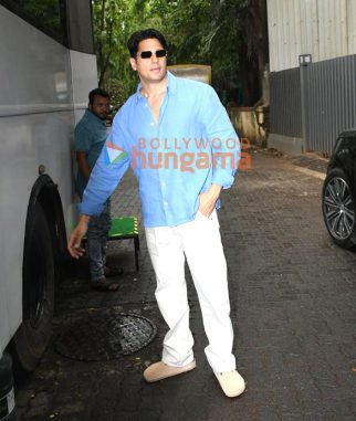 Photos: Sidharth Malhotra snapped arriving for a shoot in Bandra