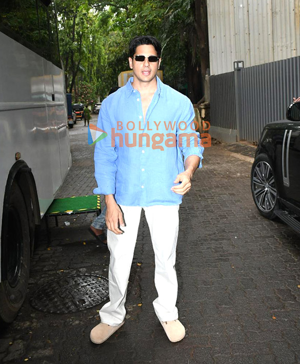 photos sidharth malhotra snapped arriving for a shoot in bandra 4