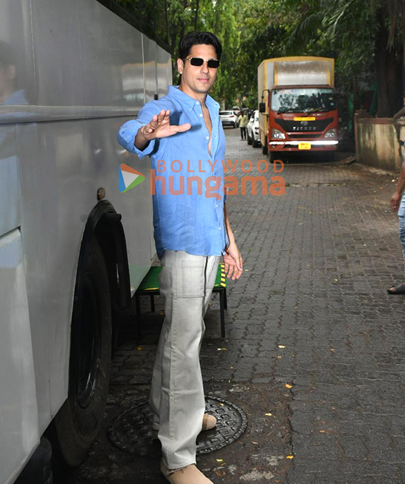 photos sidharth malhotra snapped arriving for a shoot in bandra 6